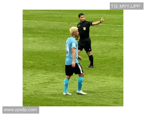 足球明星在平衡训练中展现卓越技巧与力量的精彩瞬间 足球明星在平衡训练中展现卓越技巧与力量的精彩瞬间